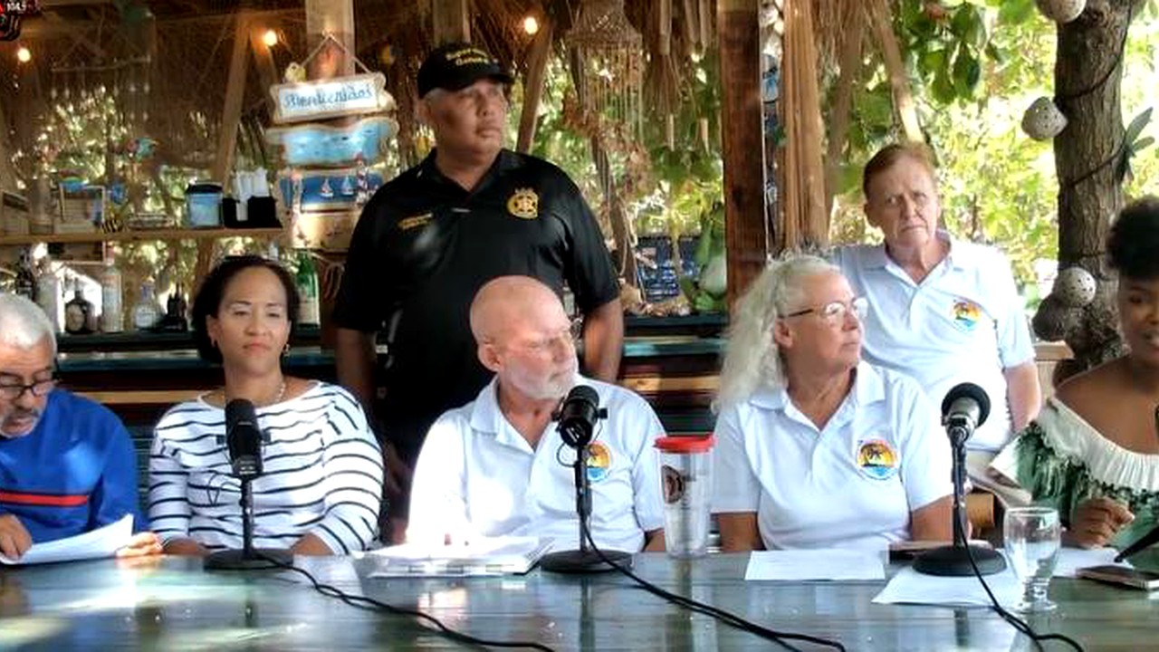 Community leaders on La Voz Libre broadcast at El Carey