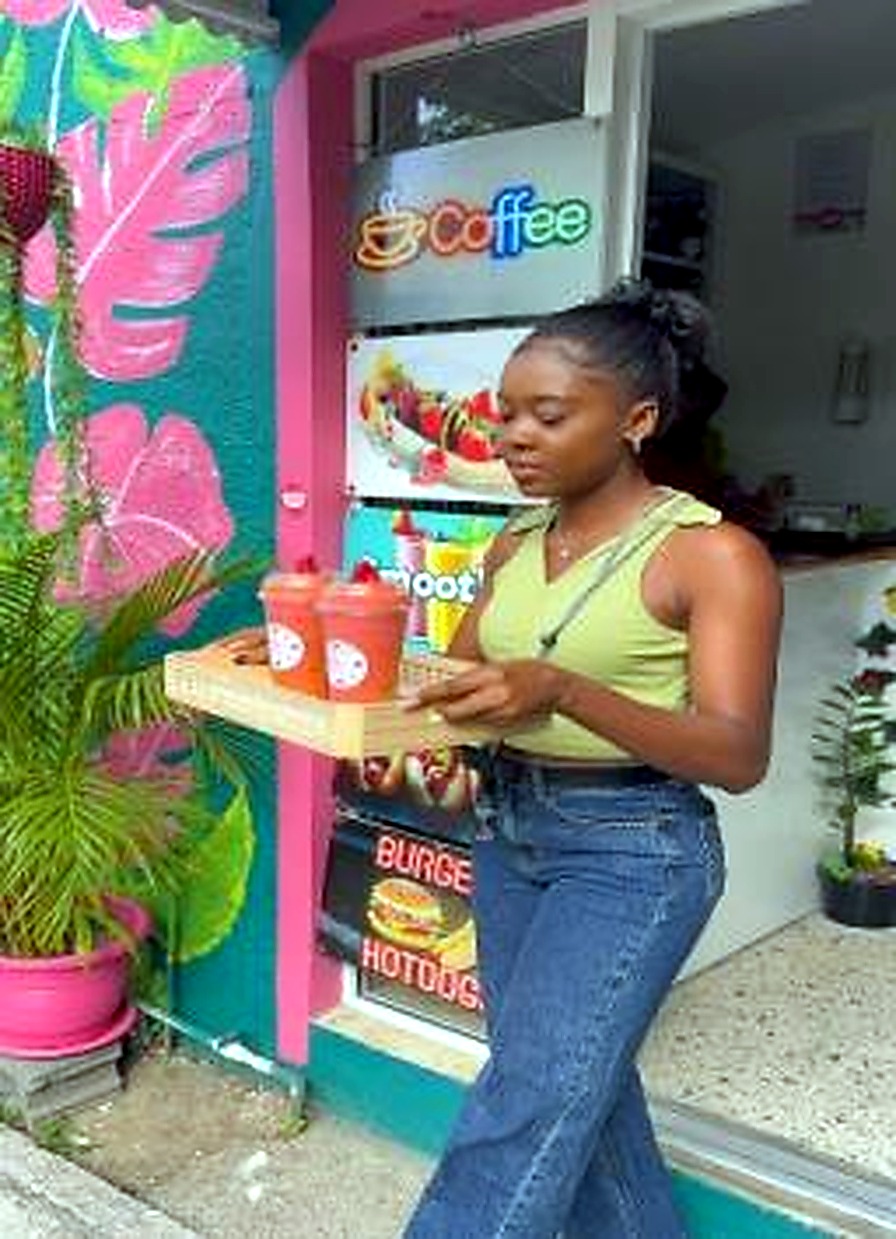 La Vida Smoothie menu and counter